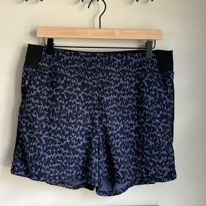 Athleta Brooklyn shorts blue leopard size 14